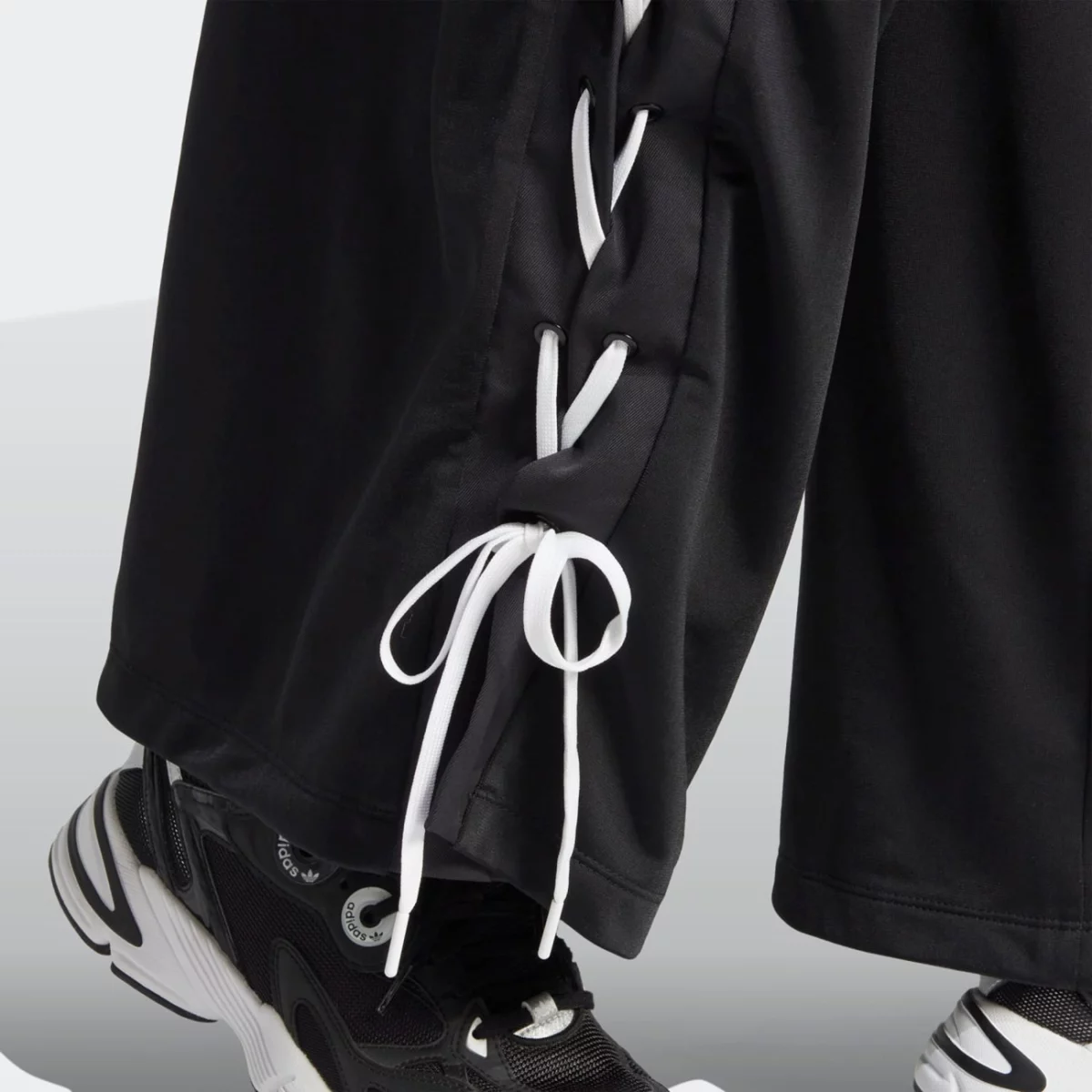 hk5085_7_apparel_on-model_detail-view-2_grey-huge-665794c302097
