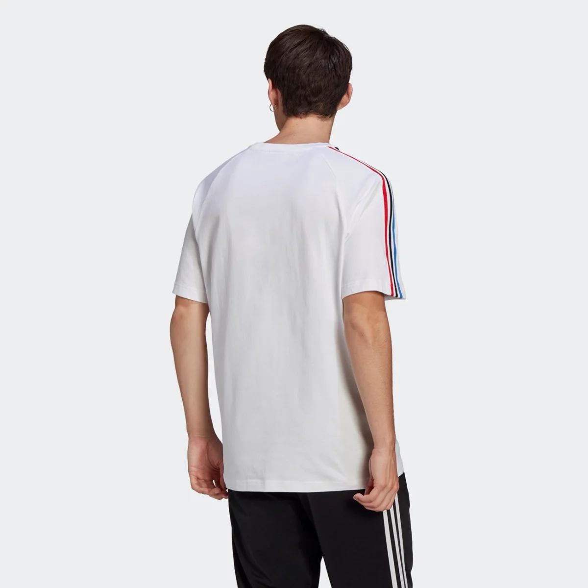 gq8921_app_on-model_back_gradient-huge-6657543d1e1fe