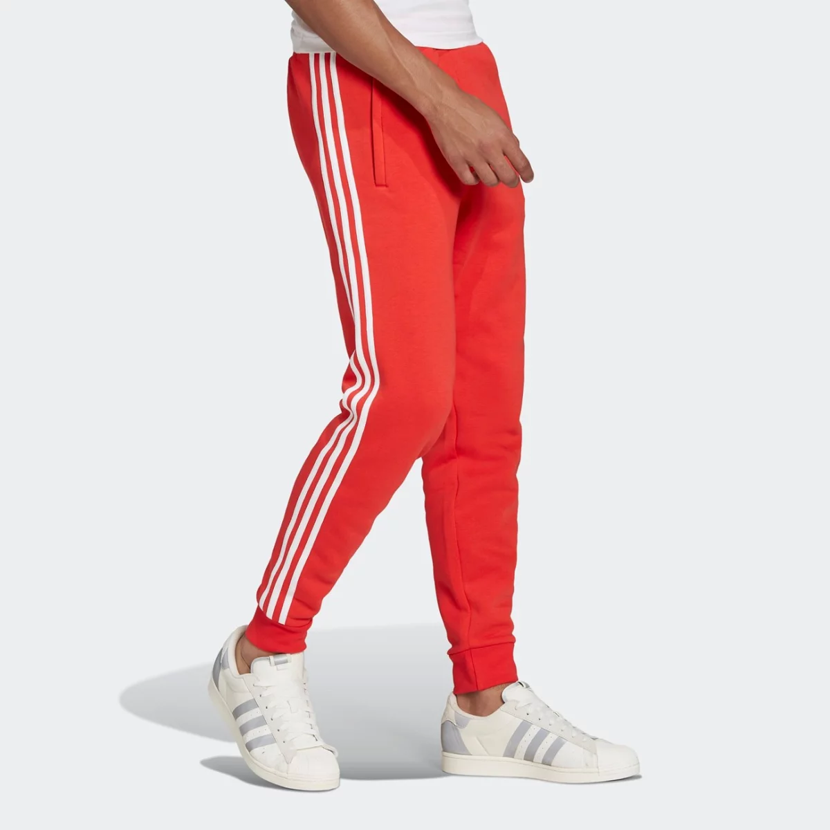 hf2100_app_on-model_walking_gradient-huge-6657752b718be