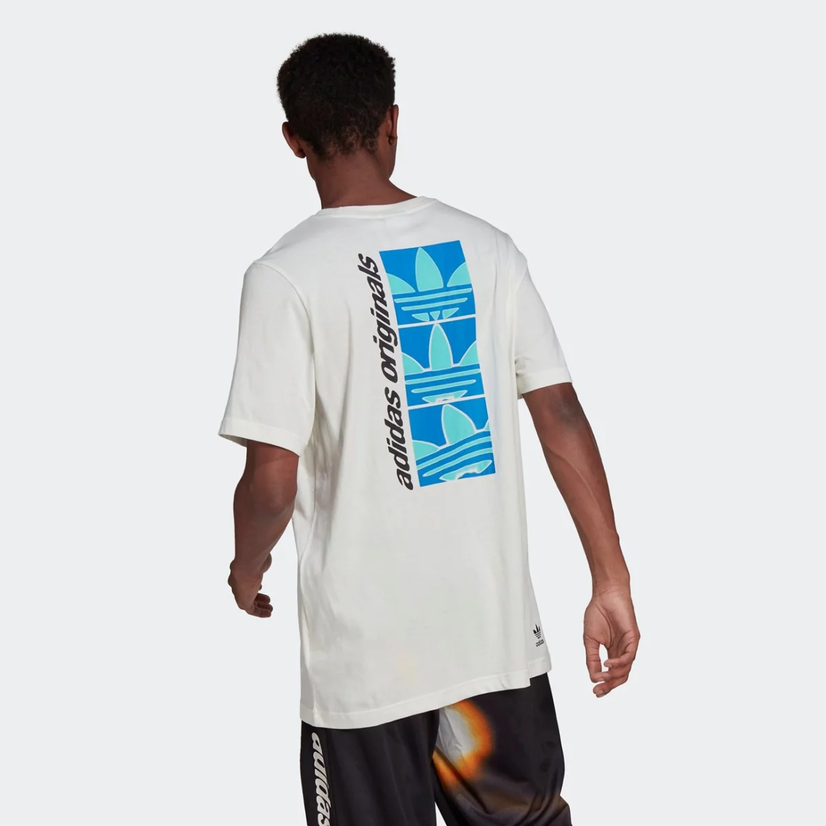 hc7189_app_on-model_back_gradient-huge-665773f80b3eb