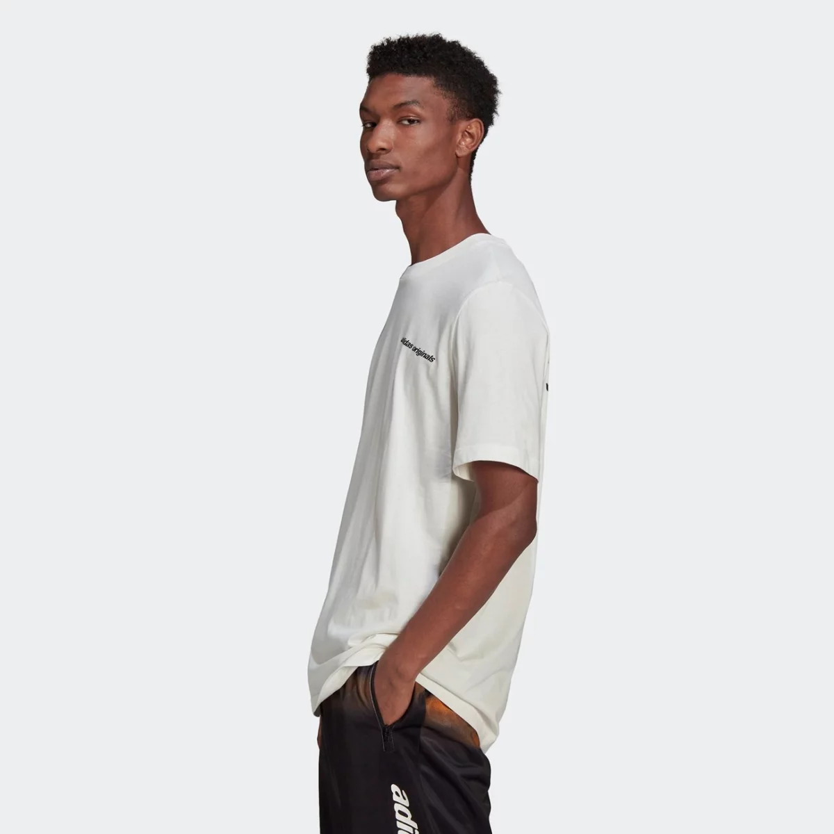hc7189_app_on-model_side_gradient-huge-665773fb4696a