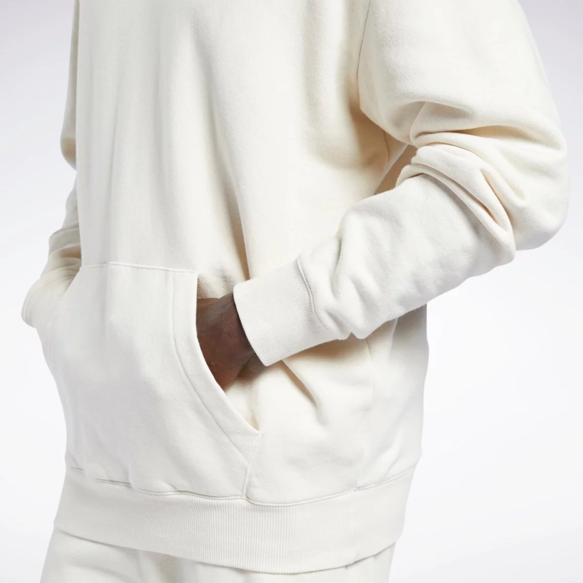 gs9160_app_on-model_detail-2_gradient-huge-665765da91fb5