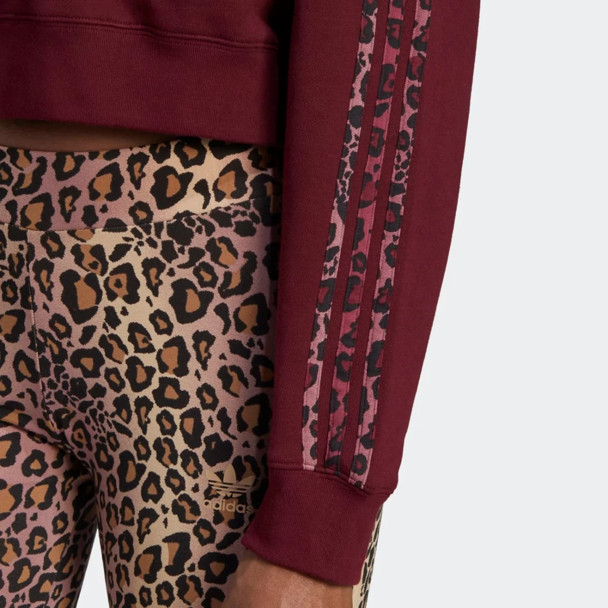 hk5193_7_apparel_on-model_detail-view-2_grey-huge-665792e09964b