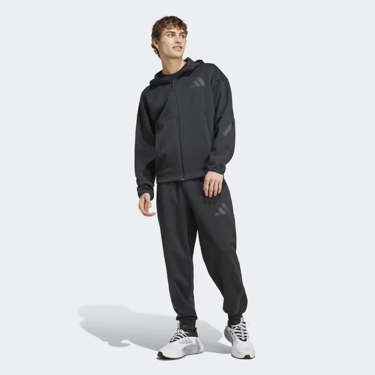 671774a79cbfcJE7538_7_APPAREL_On_Model_Standard_Outfit_View_grey