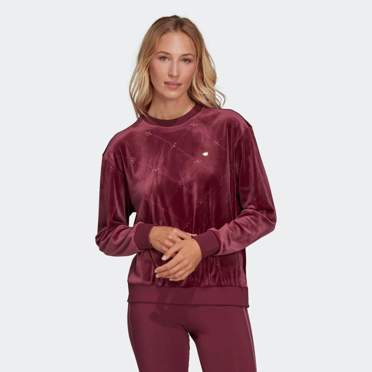 h18043_app_on-model_standard_gradient-huge-6657619c4cd82