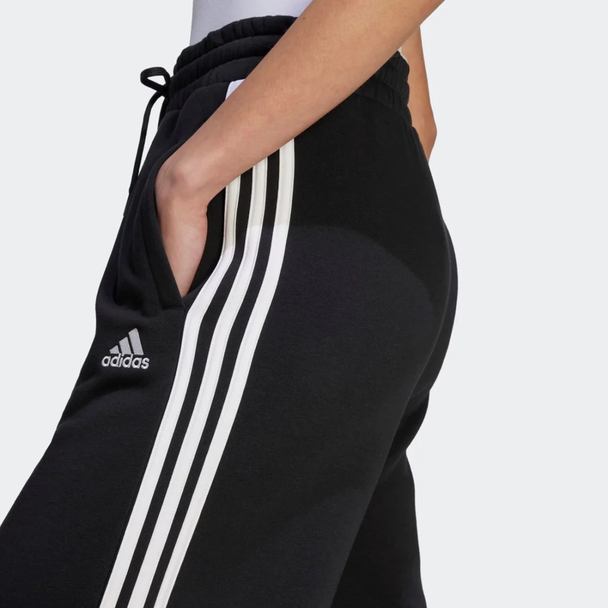 hz5747_6_apparel_on-model_detail-view-1_grey-huge-6657a62edd716