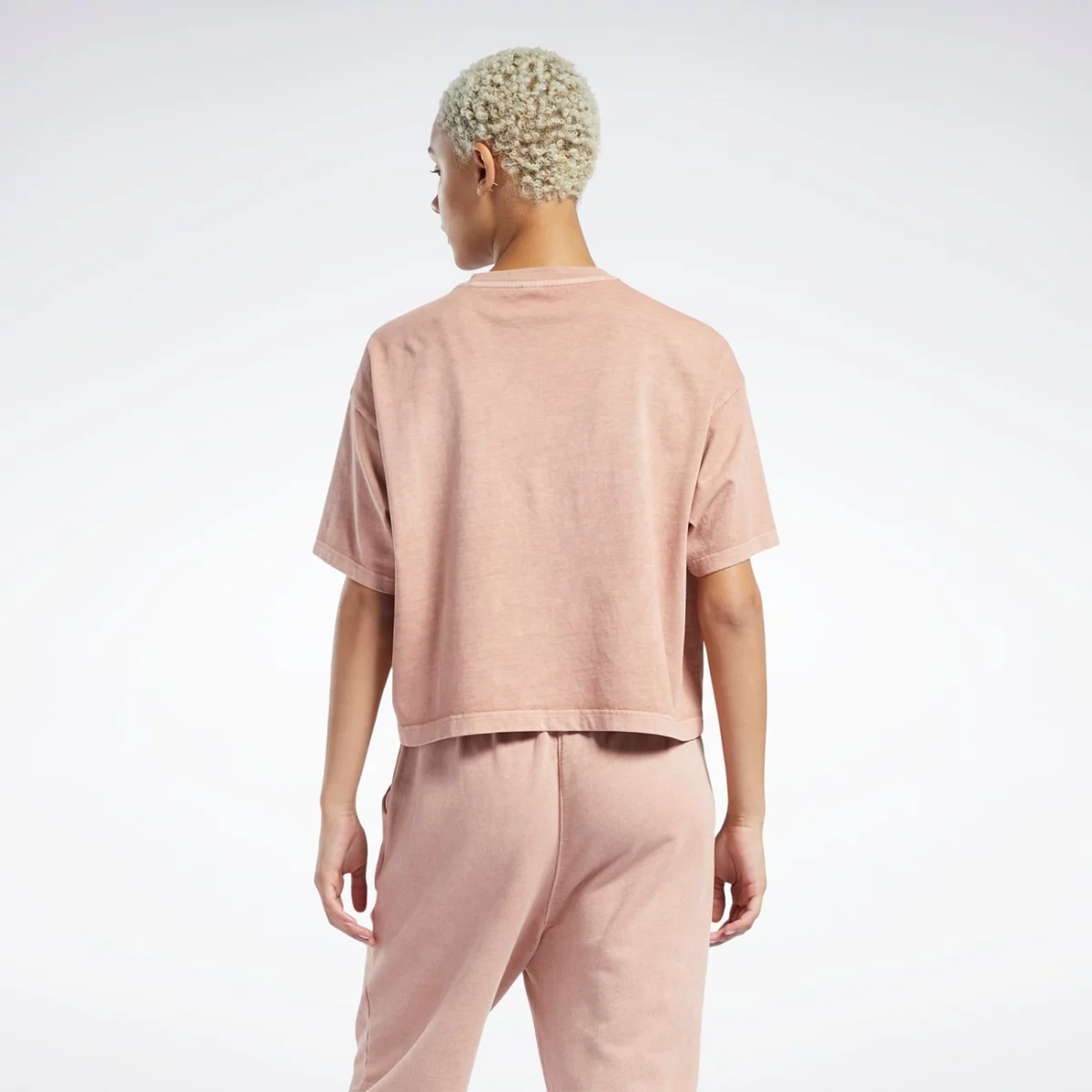 hb8625_app_on-model_back_gradient-huge-66577923d21b2