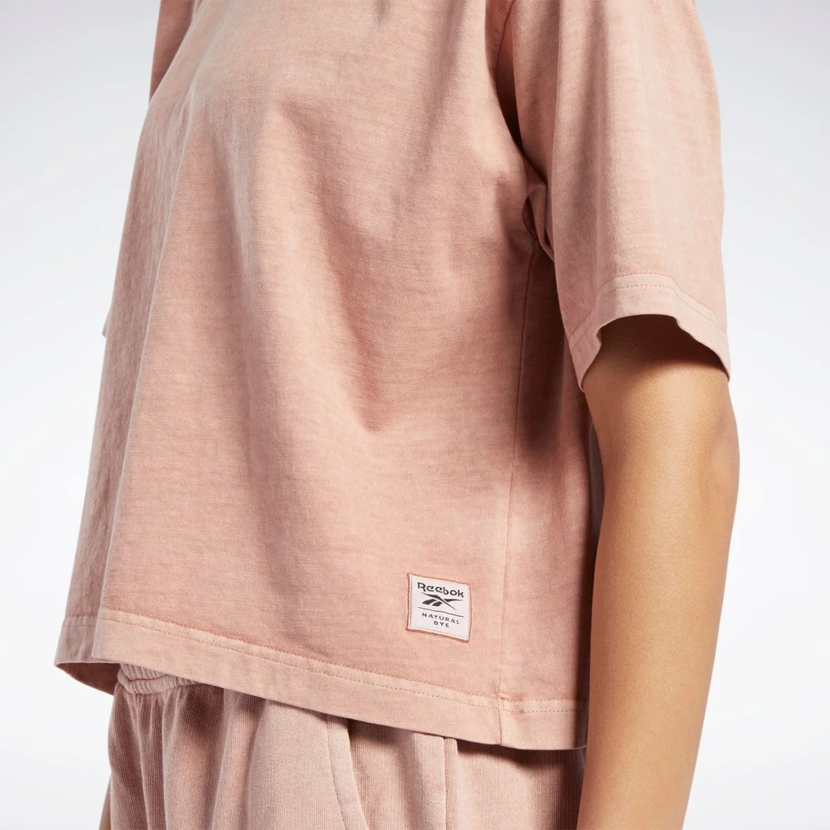 hb8625_app_on-model_detail-1_gradient-huge-6657792b6d3f8