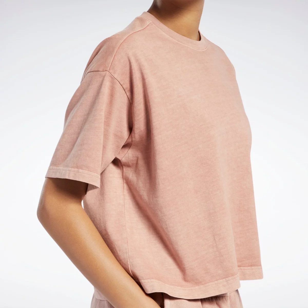 hb8625_app_on-model_detail-2_gradient-huge-66577929b87ed