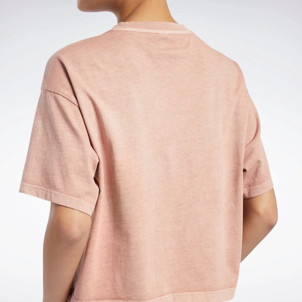 hb8625_app_on-model_detail-3_gradient-huge-6657792802fcc