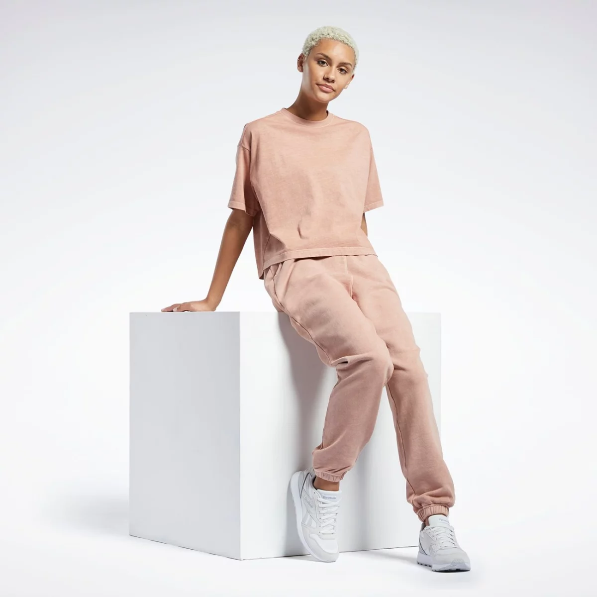 hb8625_app_on-model_side_gradient-huge-66577926a3d04