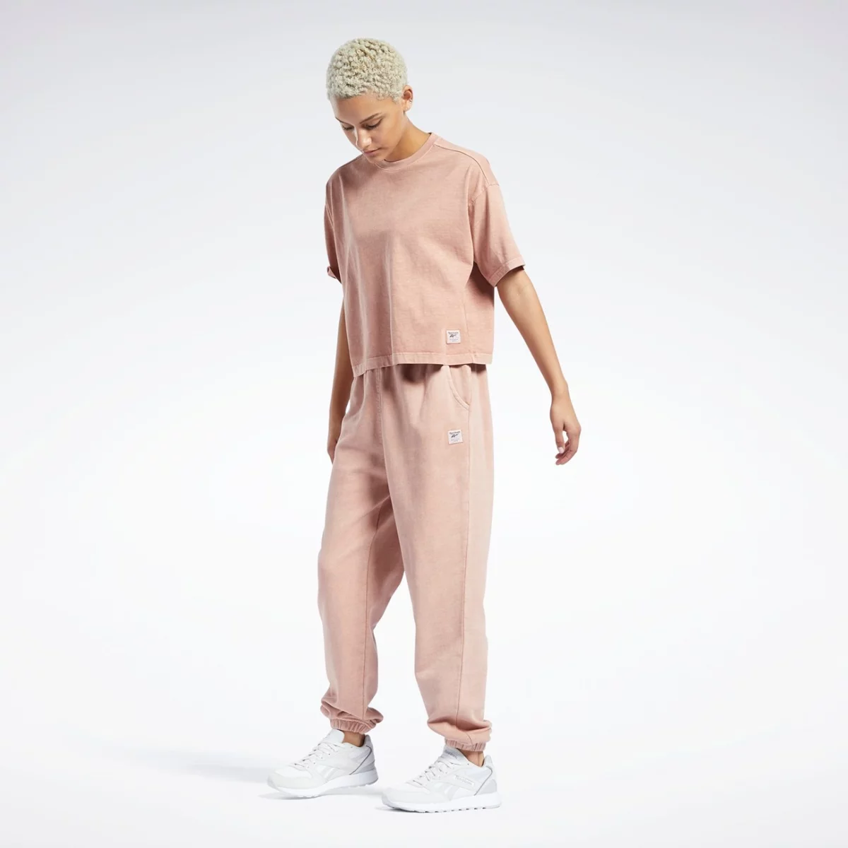 hb8625_app_on-model_standard-outfit_gradient-huge-6657792544a02