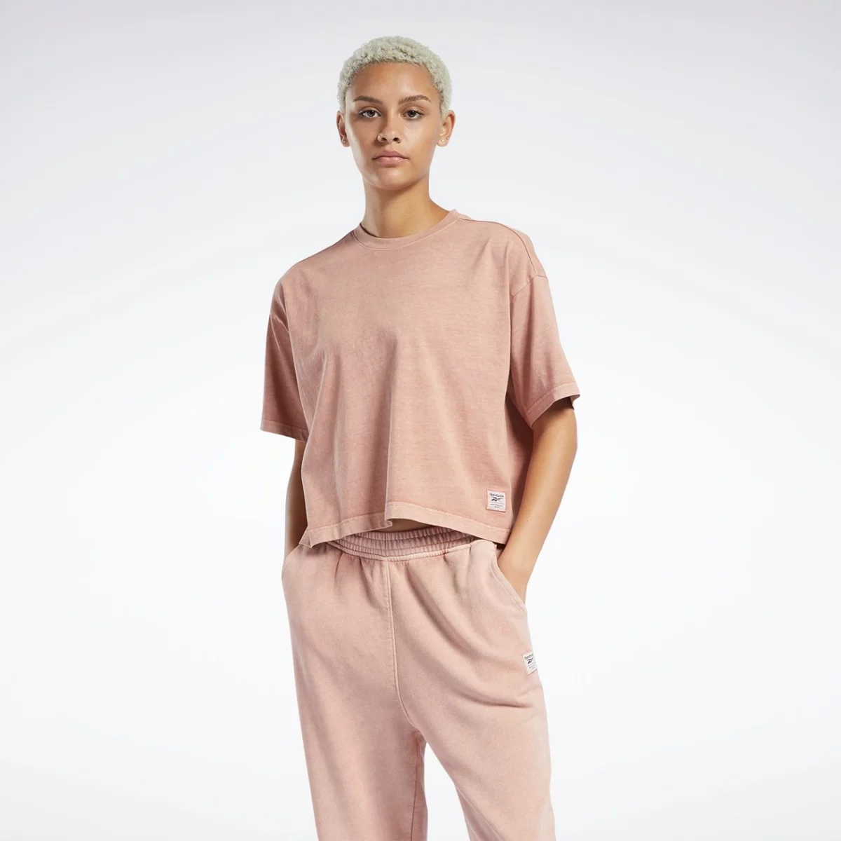 hb8625_app_on-model_standard_gradient-huge-6657792277eb0