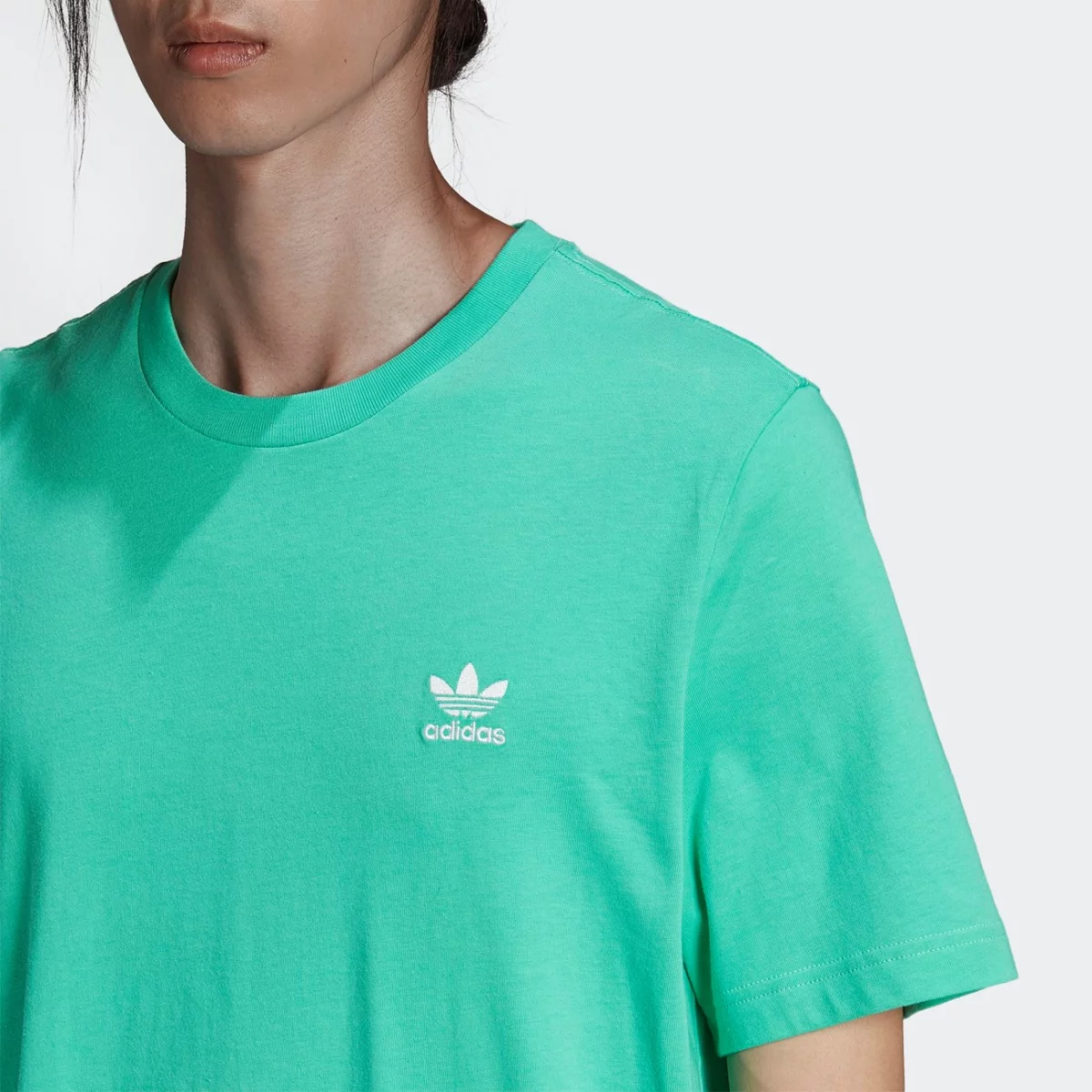 he9442_app_on-model_detail-1_gradient-huge-665776e8cbf95