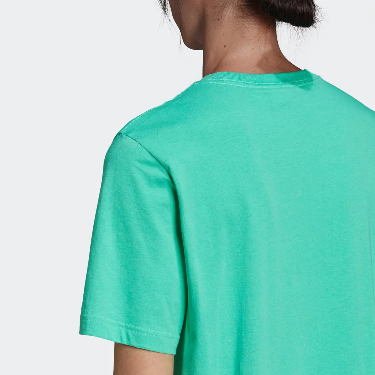 he9442_app_on-model_detail-2_gradient-huge-665776eaa36d3