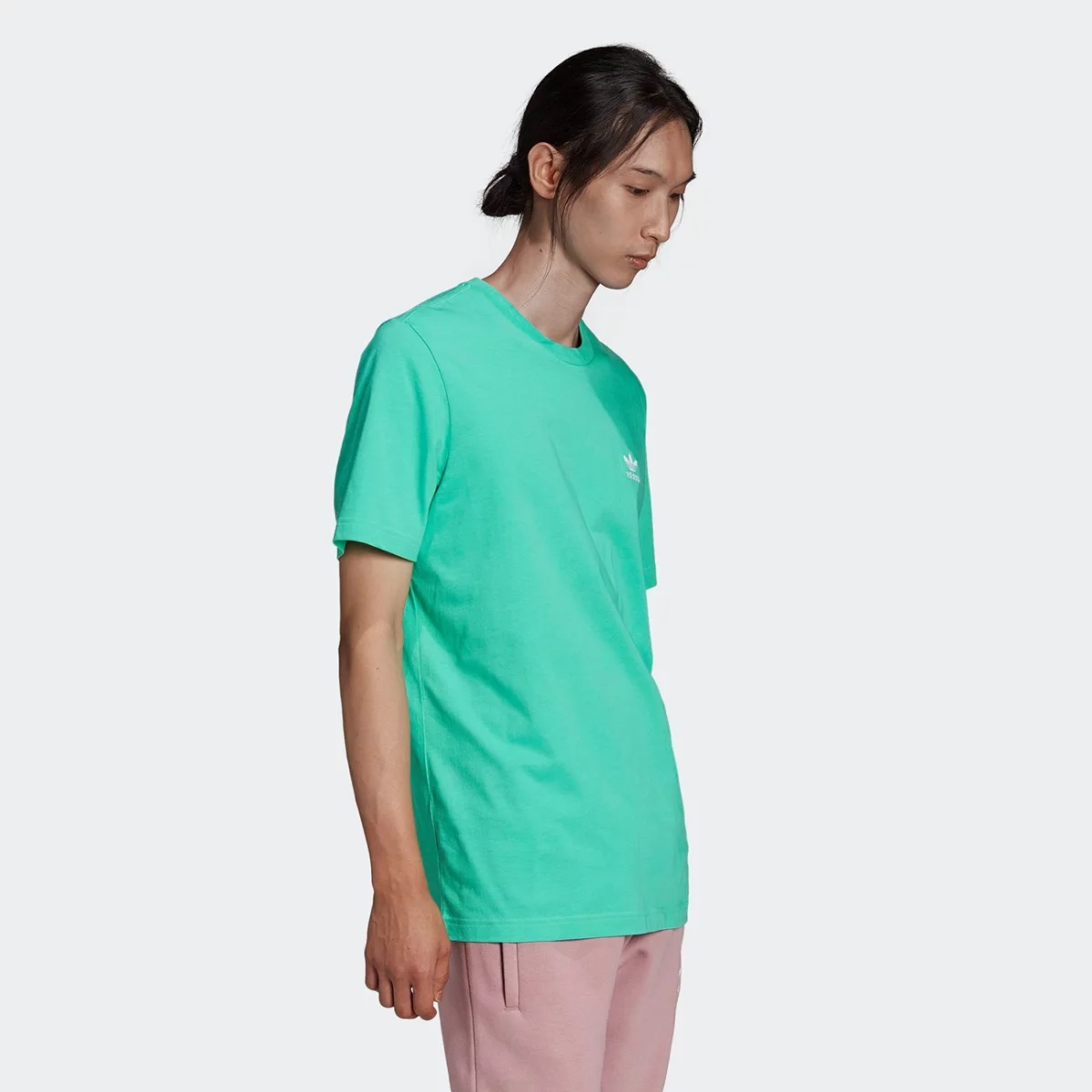 he9442_app_on-model_walking_gradient-huge-665776e76c454