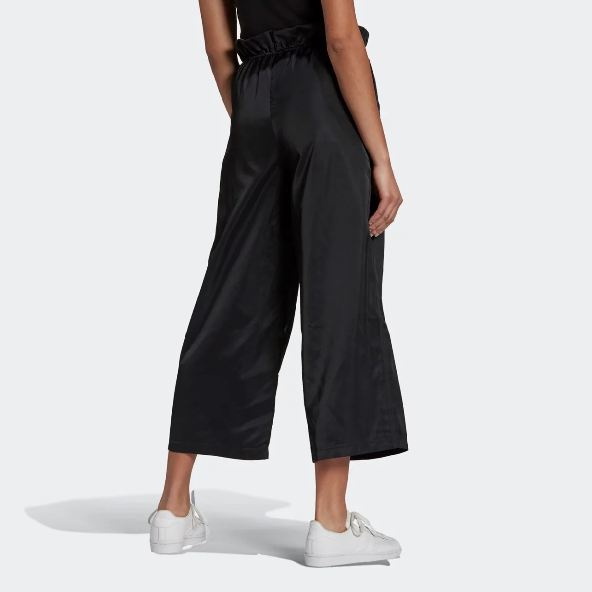 gn3110_app_on-model_back_gradient-huge-665756d9047ef