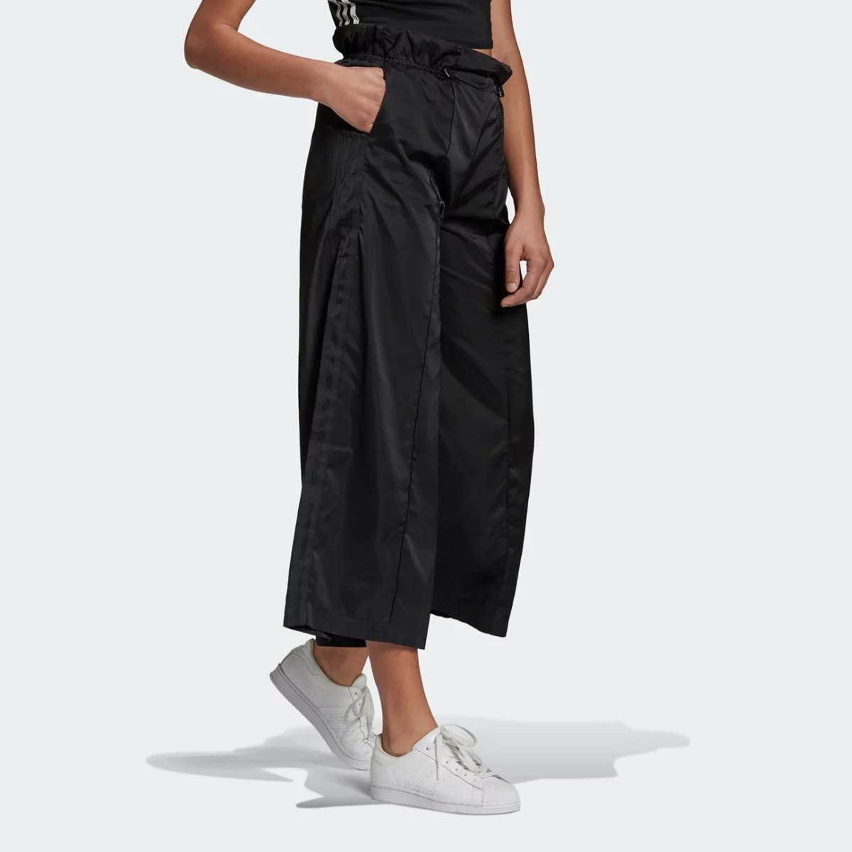 gn3110_app_on-model_walking_gradient-huge-665756dbcb0ab