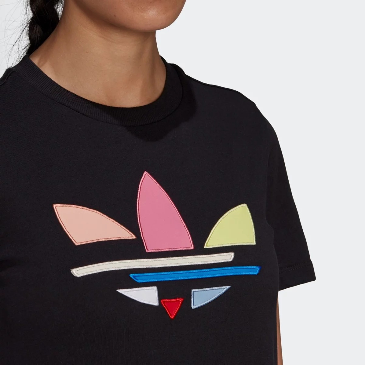 h22859_app_on-model_detail-1_gradient-huge-66576219533af