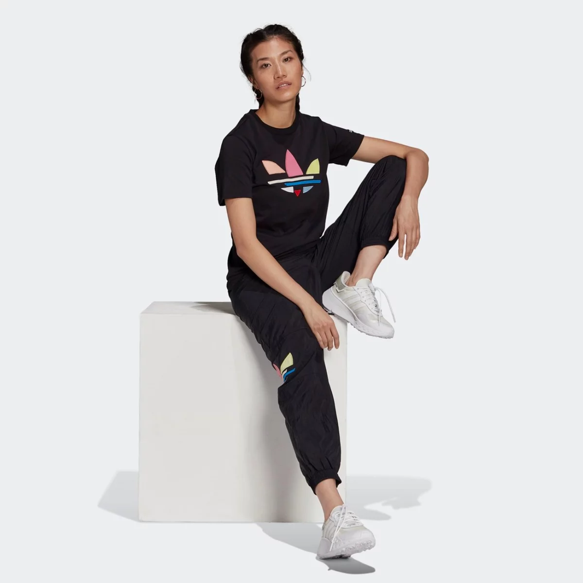h22859_app_on-model_walking_gradient-huge-665762169c1cf