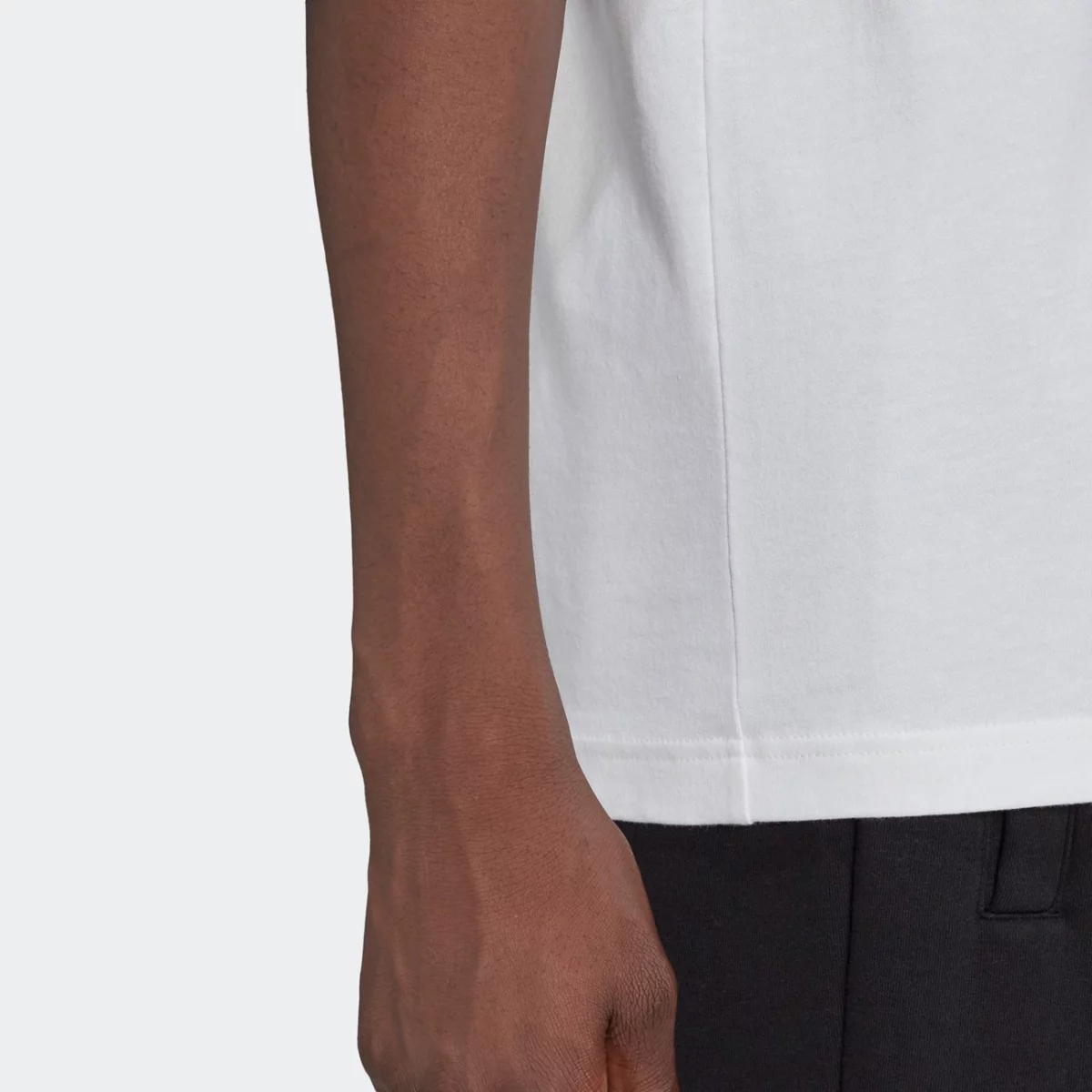 he4682_app_on-model_detail-2_gradient-huge-665776637562c