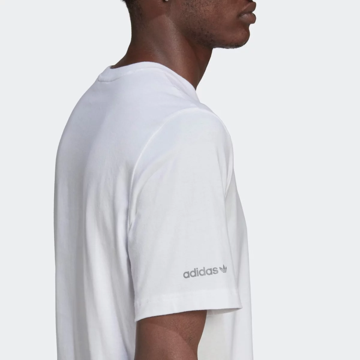 he4682_app_on-model_detail-3_gradient-huge-665776620d598
