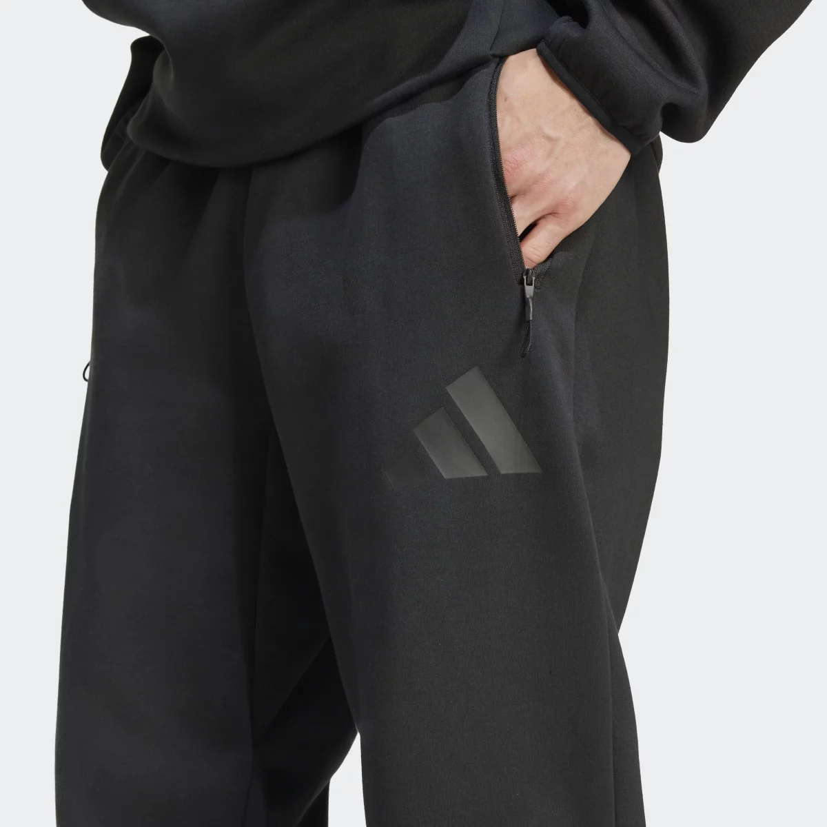 672cabddbc19eJD9599_7_APPAREL_On_Model_Detail_View_1_grey