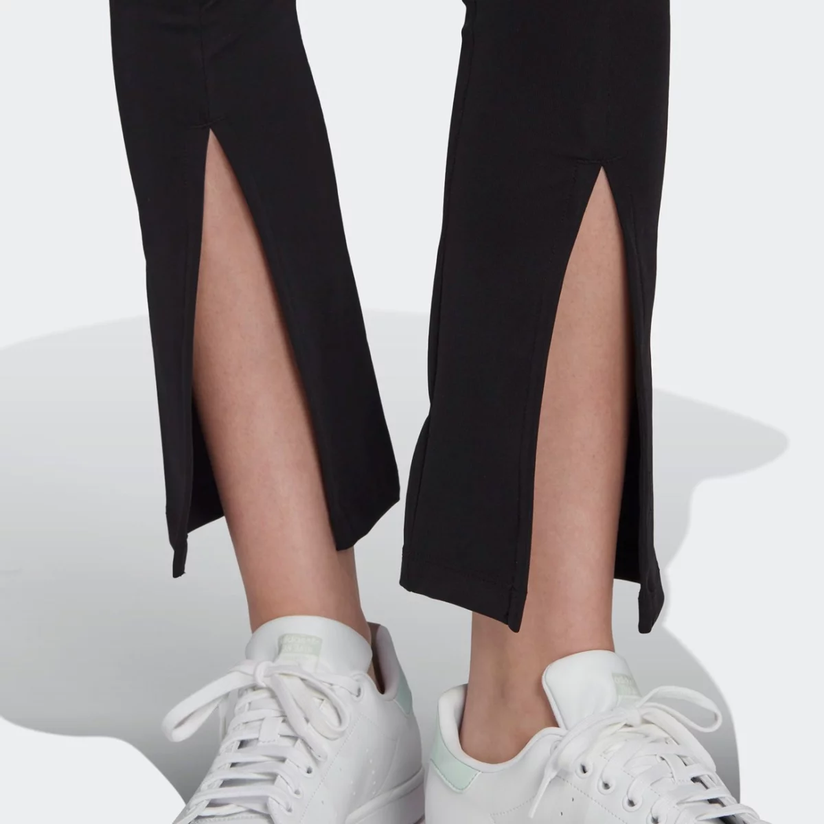 hc1972_app_on-model_detail-2_gradient-huge-6657799cc1ed2