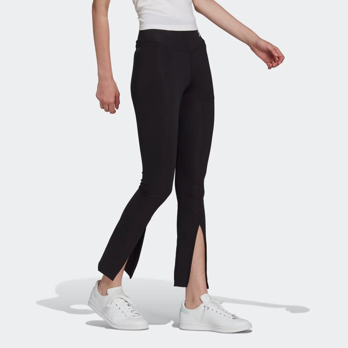 hc1972_app_on-model_walking_gradient-huge-66577999ab3c1