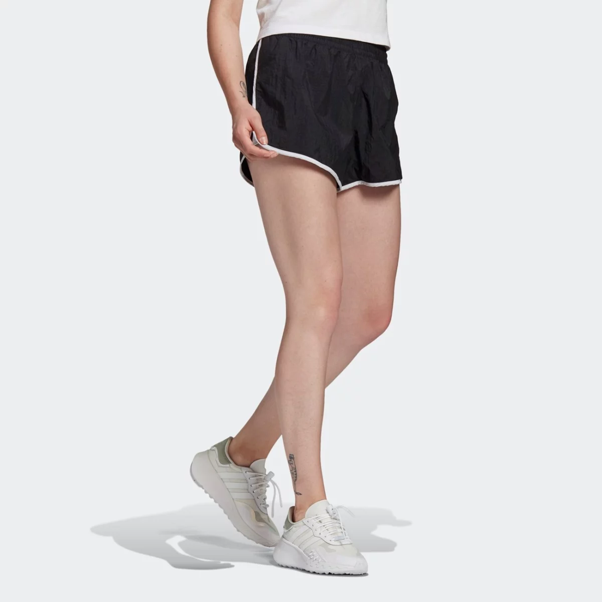 gn2885_app_on-model_walking_gradient-huge-66575527a0cc3