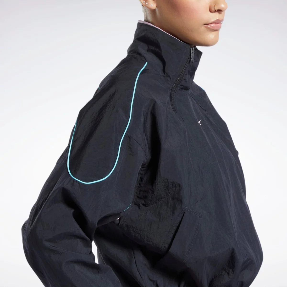 hg1176_7_apparel_on-model_detail-view-1_grey-huge-6657925c3f1e6