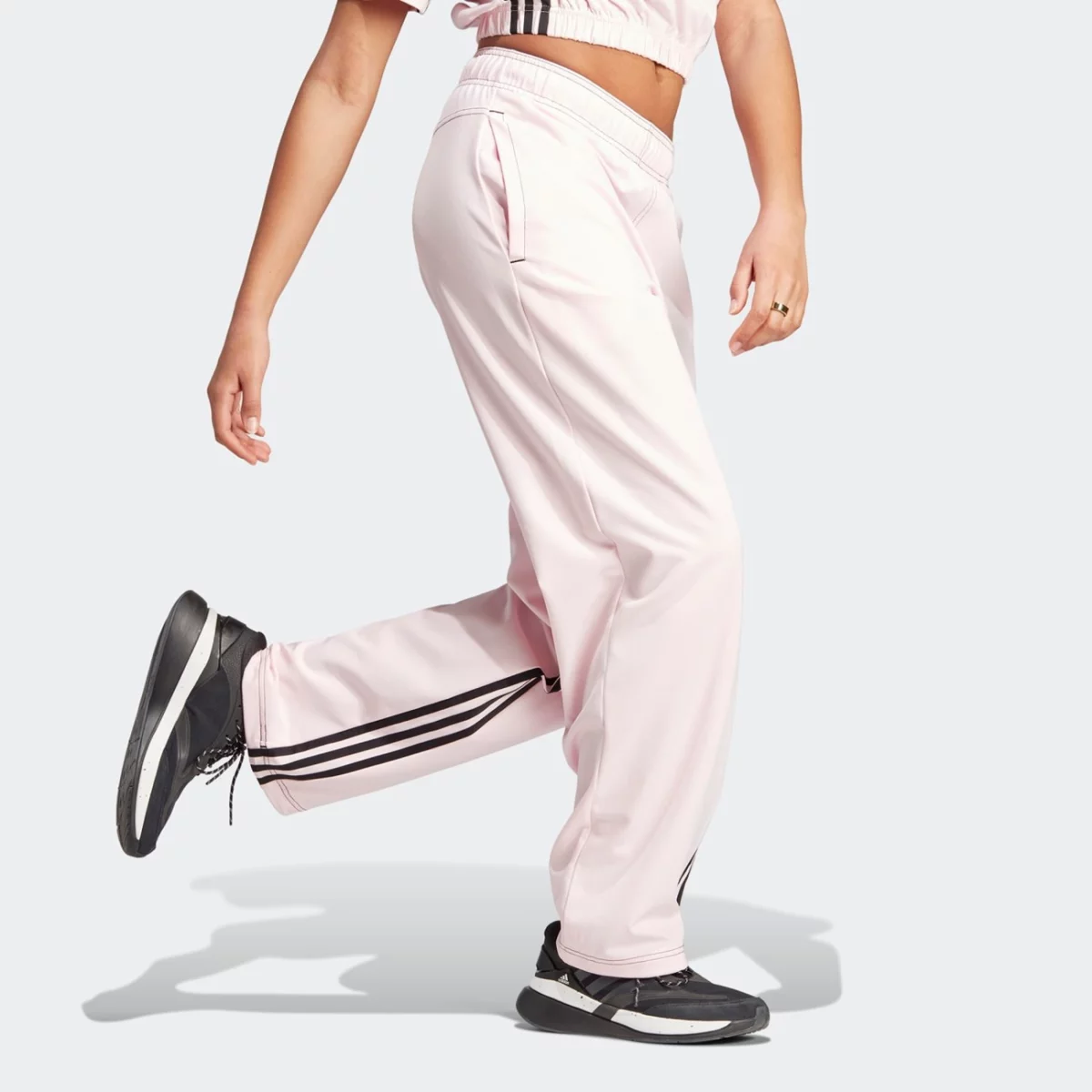 im4978_5_apparel_on-model_walking-view_grey-huge-6657a6e8796d8