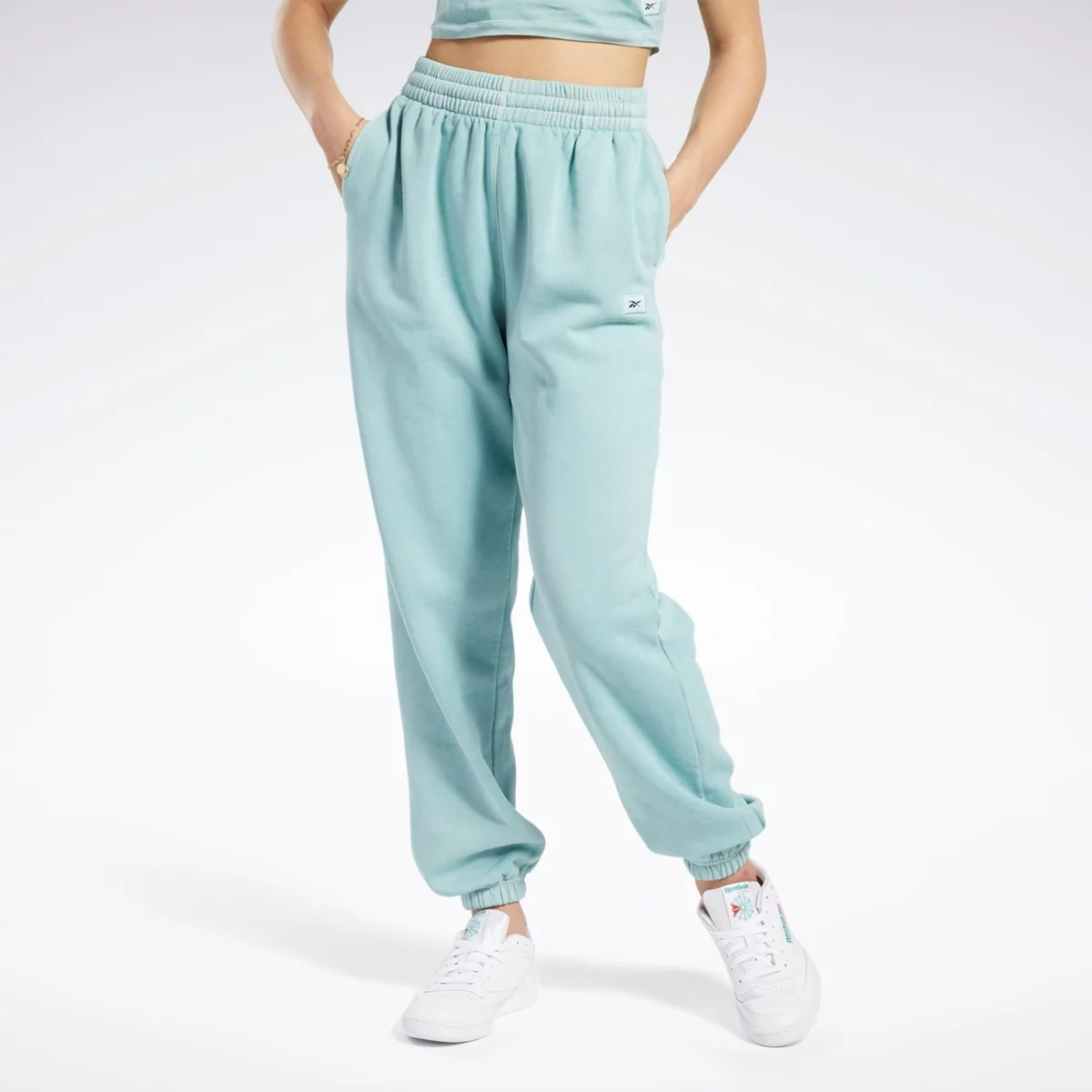 hk4954_3_apparel_on-model_standard-view_grey-huge-665791ee75855