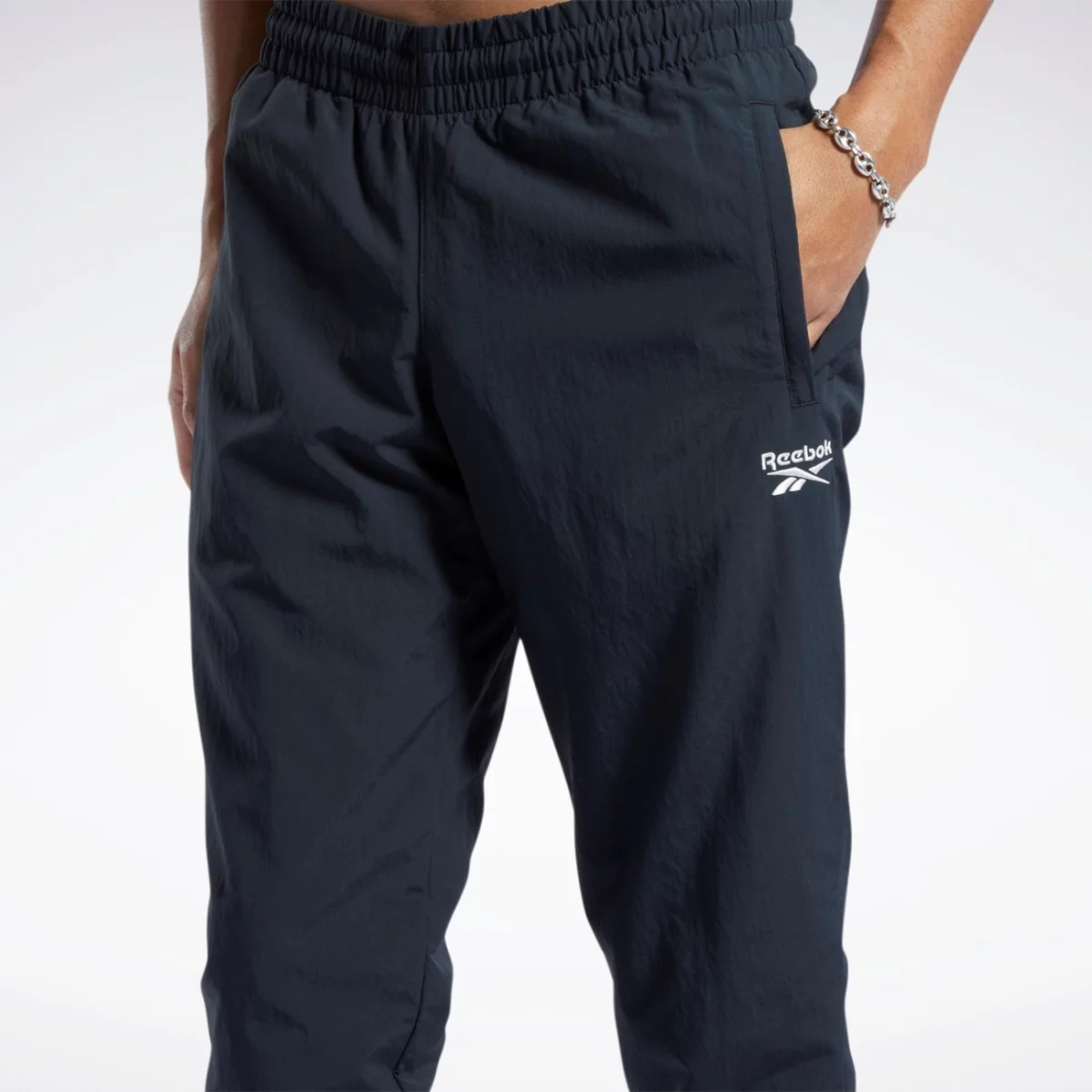 hk7077_6_apparel_on-model_detail-view-1_grey-huge-665791d48aa7d