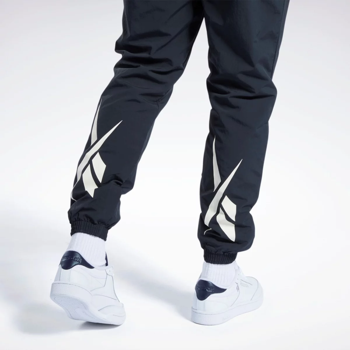 hk7077_7_apparel_on-model_detail-view-2_grey-huge-665791d608b5b