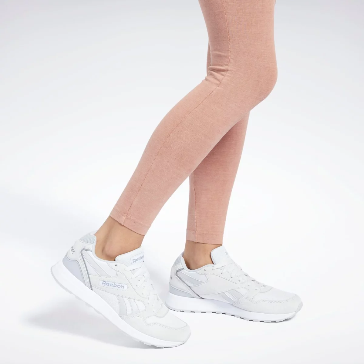 hb8631_app_on-model_detail-3_gradient-huge-665779386b628