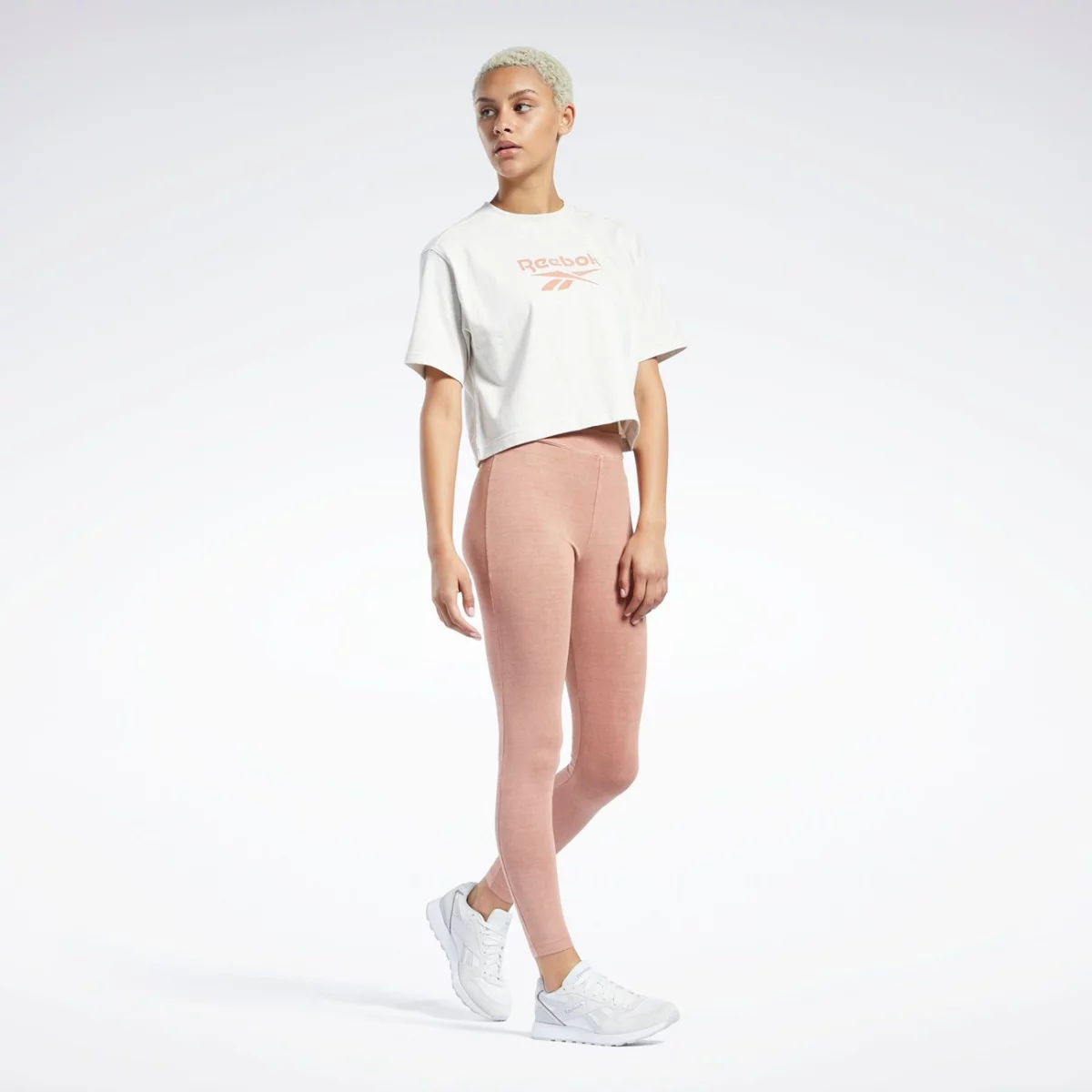 hb8631_app_on-model_side_gradient-huge-665779372977c