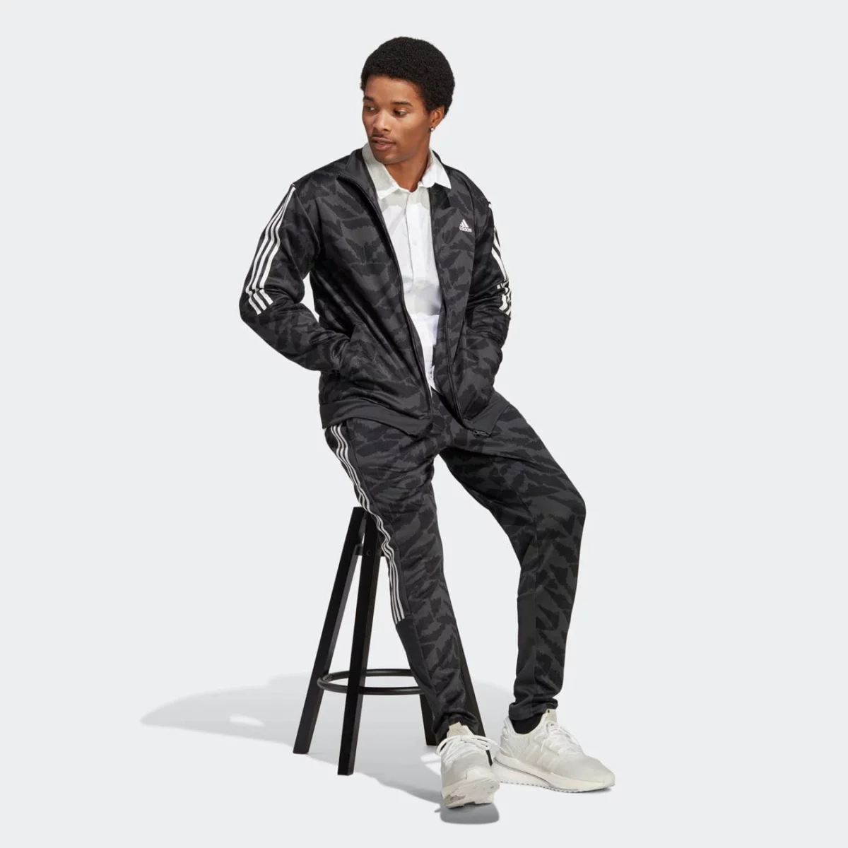 0_0054_ib8389_6_apparel_on-model_walking-view_grey-huge-6657a00a9bf01