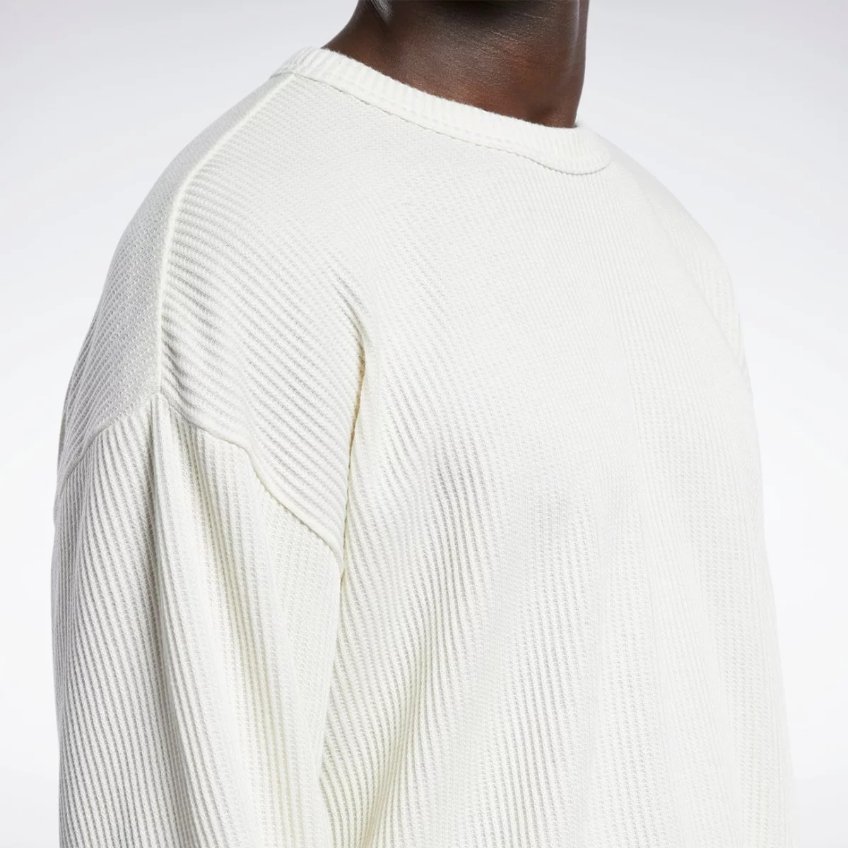 h54447_app_on-model_detail-3_gradient-huge-6657778eae7ca