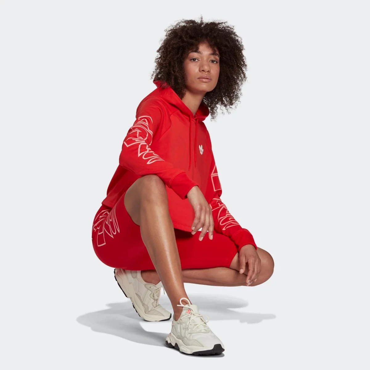 h20233_app_on-model_walking_gradient-huge-665761bc29131