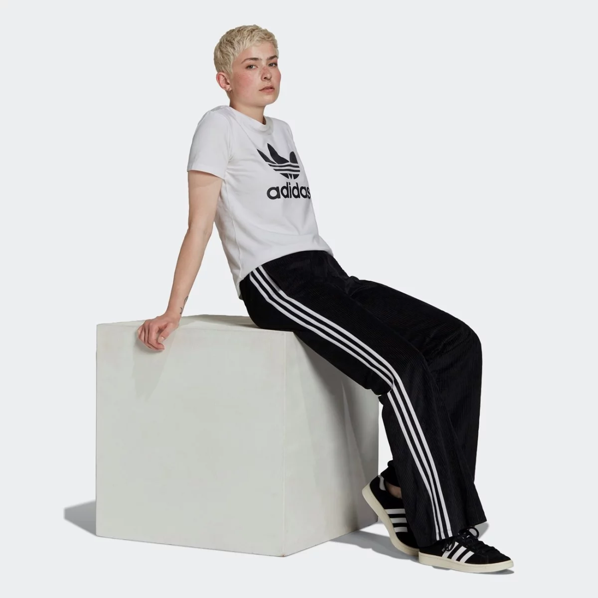 h37837_app_on-model_walking_gradient-huge-6657649075e82