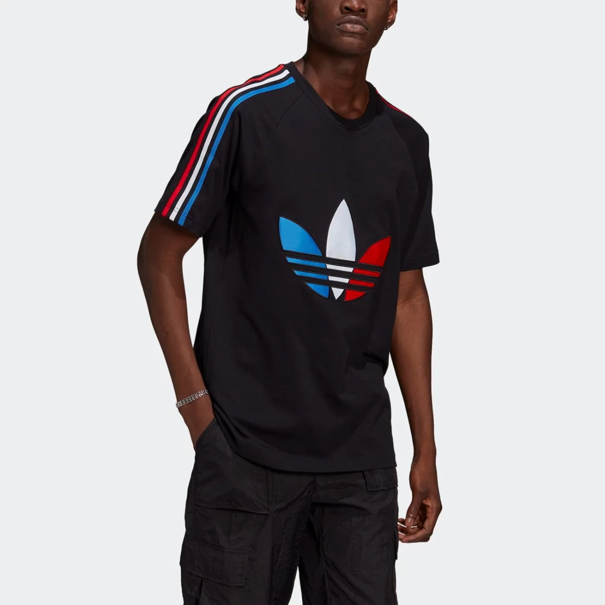 gq8920_app_on-model_front_gradient-huge-6657544545707