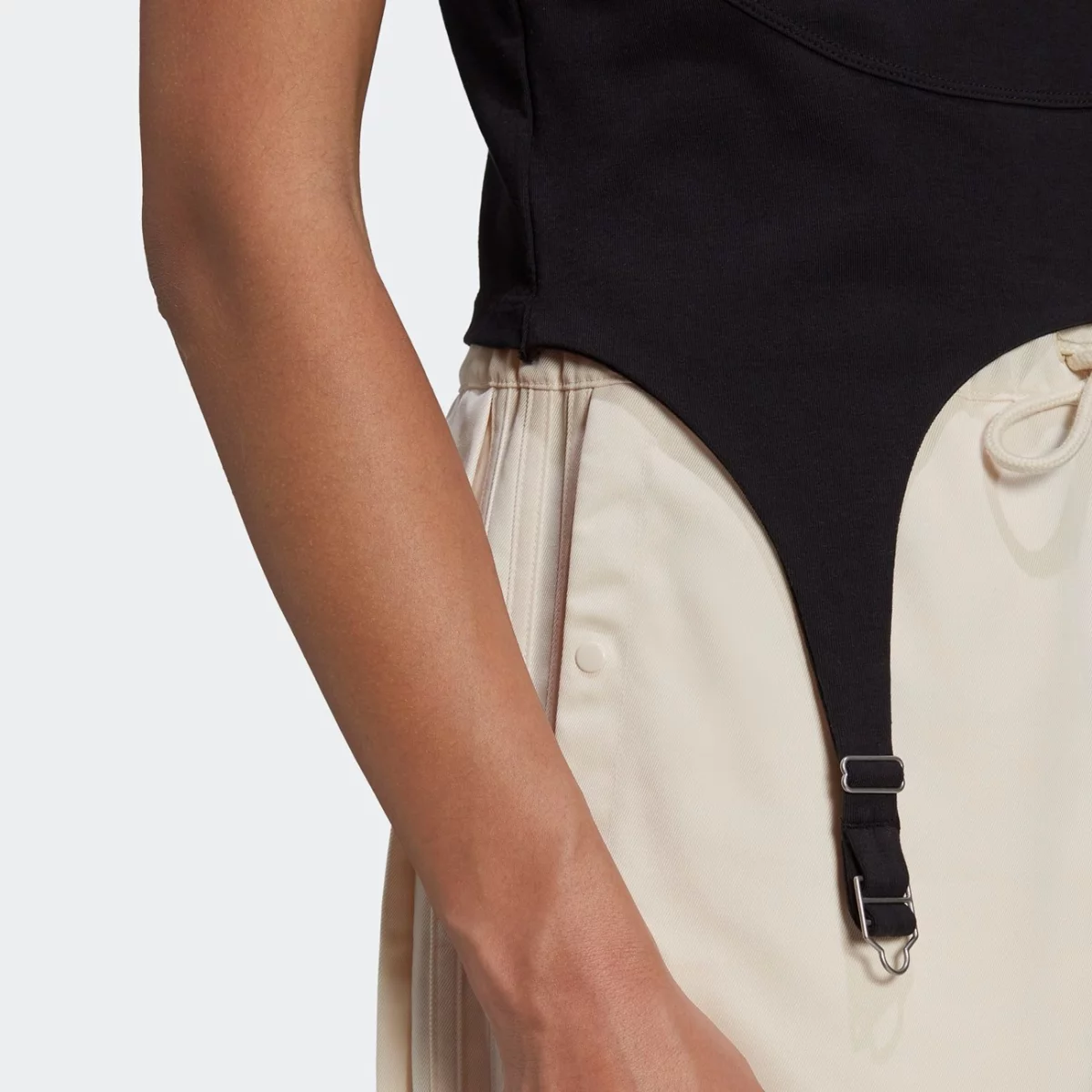 hf2010_app_on-model_detail-2_gradient-huge-6657751dc0d24