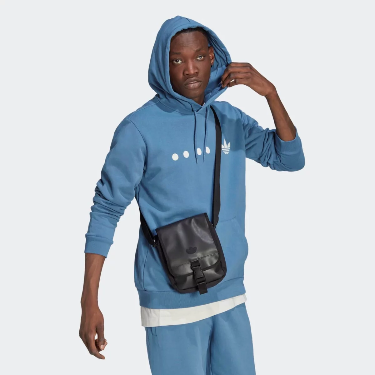 hk2762_7_apparel_on-model_walking-view_grey-huge-6657952f043c8