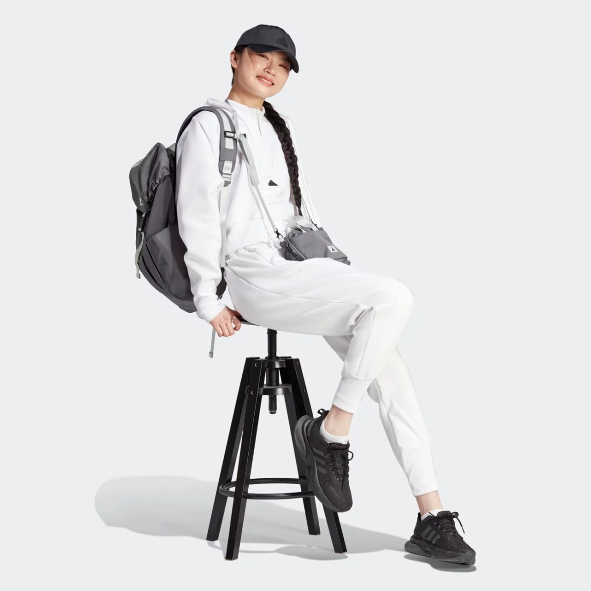 in5140_5_apparel_on-model_walking-view_grey-huge-6657a584c06cd