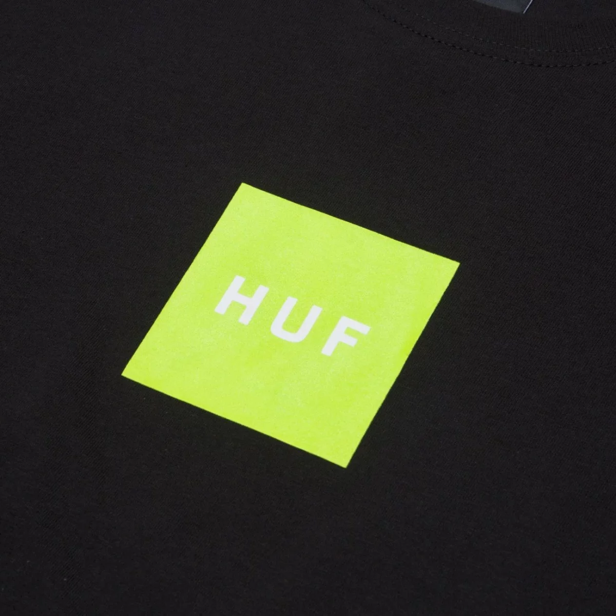 essentials-box-logo-s-s-tee_black_ts01666_black_03-huge-66578c139396b