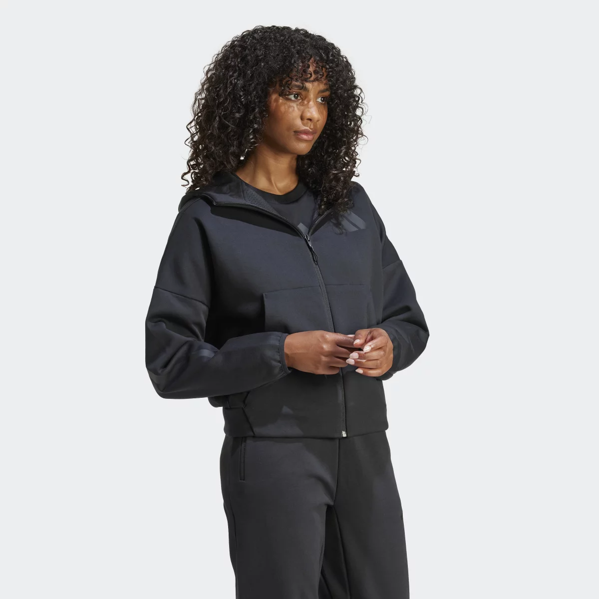 6708e42d5813fJE7848_6_APPAREL_On_Model_Walking_View_grey