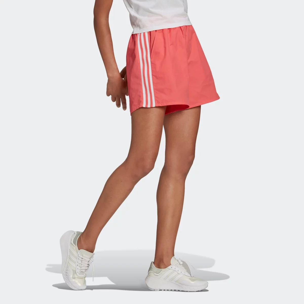 hf7454_app_on-model_walking_gradient-huge-665775cdee515