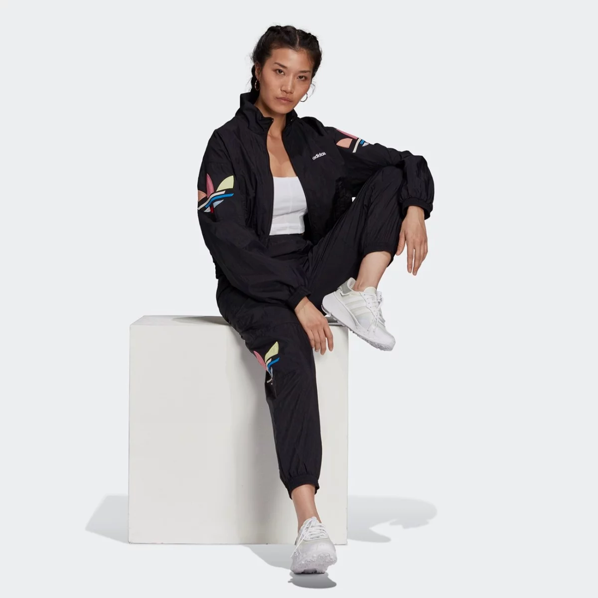 h22866_app_on-model_walking_gradient-huge-6657620776129
