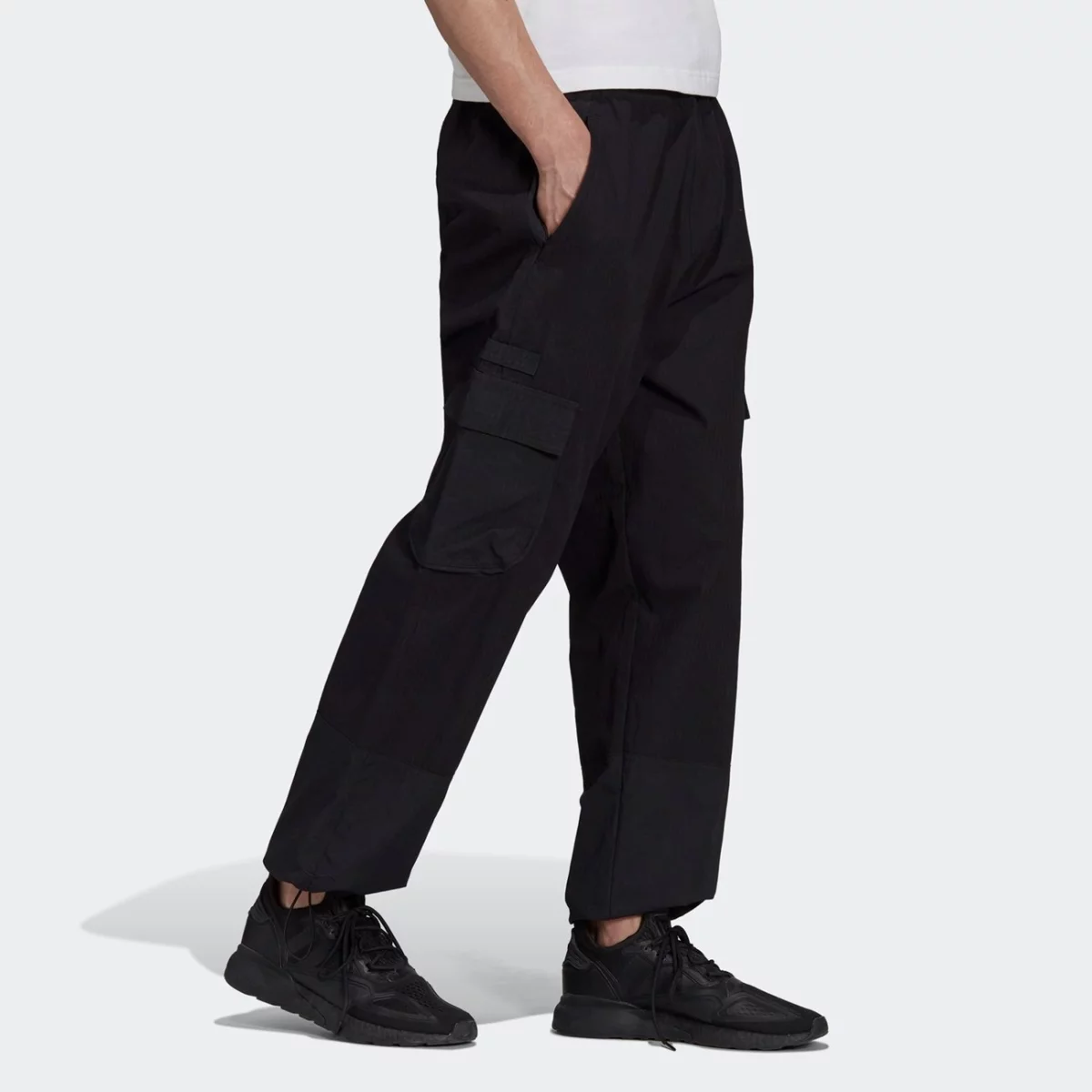 h09104_app_on-model_walking_gradient-huge-66576281f3338